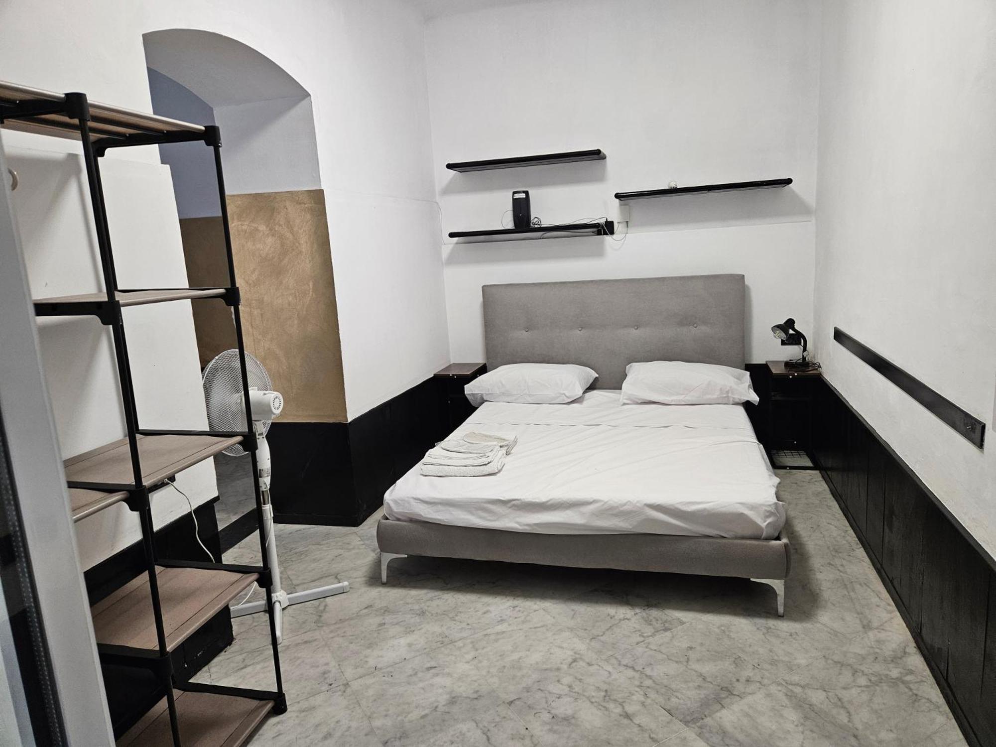 Отель Casa Regis - Free Parking Генуя Экстерьер фото